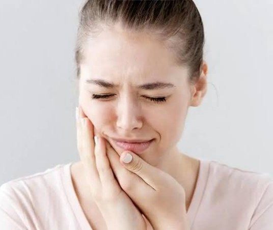 چرا زیر پرکردگی قدیمی دندان درد می‌گیرد؟